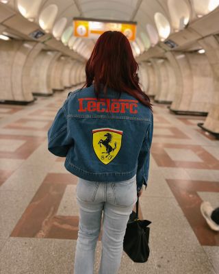 Vyber si pilota – Leclerc, Hamilton, Verstappen nebo Norris – a motiv: logo, číslo nebo přilbu. Stačí napsat do poznámky k...