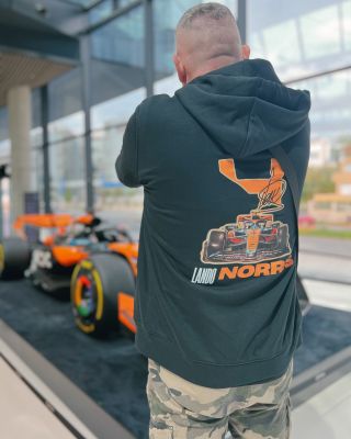 Novinka! Mikiny Lando Norris teraz dostupné v prevedení so zipsom aj bez – v čiernej a natural raw farbe. Možnosť...