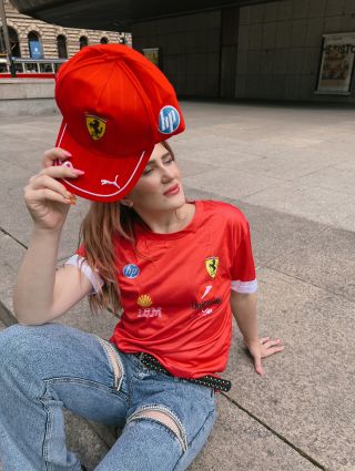 ✨ Novinka na e-shopu ✨ Kromě oblečení u nás najdete i stylové doplňky! 👜👕 A teď nově také originální F1 Ferrari kšiltovku...